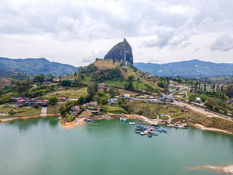 无人机拍摄的Peñol de Guatape，哥伦比亚